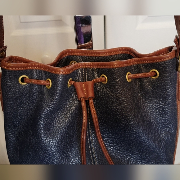 #566- Vintage Navy Blue/Tan Leather Drawstring Bucket Shoulder Bag - Picture 4 of 14